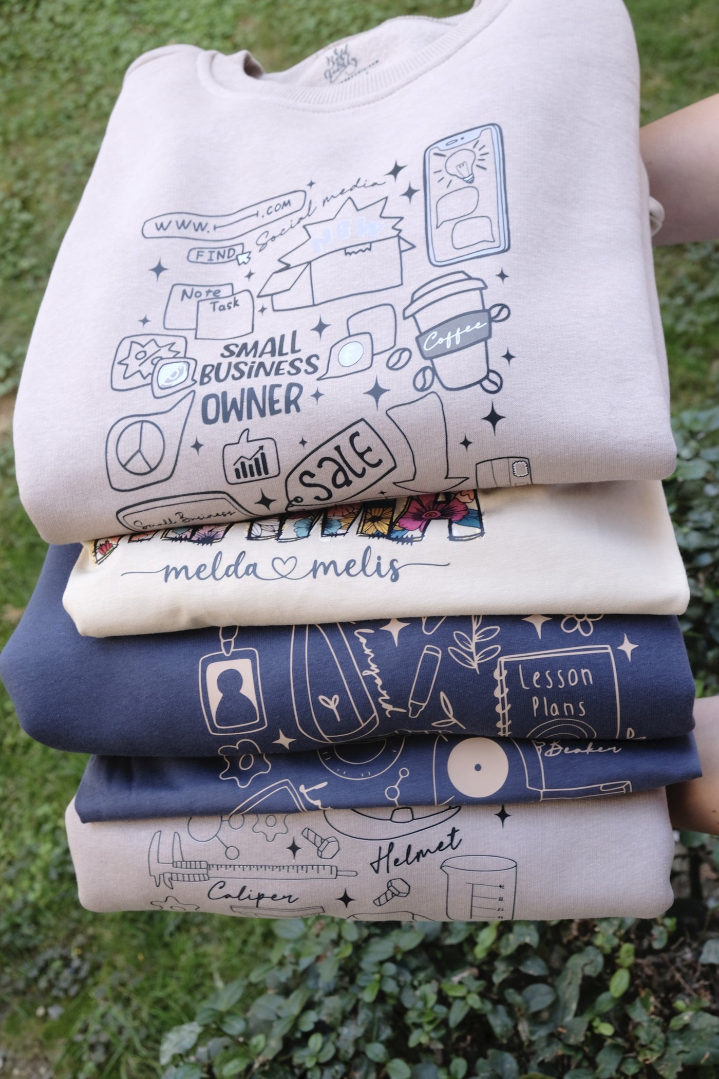 KİŞİSELLEŞTİRİLEBİLİR  SMALL BUSINESS OWNER DOODLES SWEATSHIRT - VİZON/FÜME